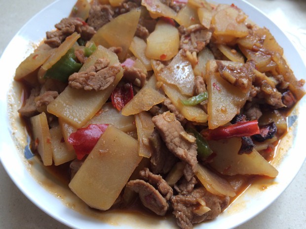 土豆片炒肉的做法