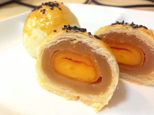 莲蓉蛋黄酥的做法