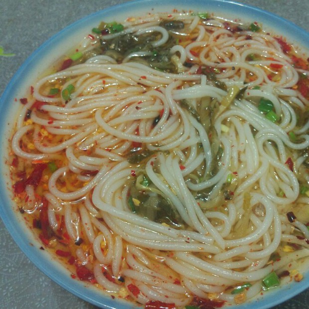 高汤酸菜米线的做法