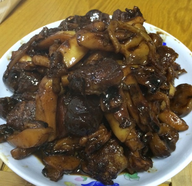 下饭菜—红烧乌贼鱼烧肉的做法