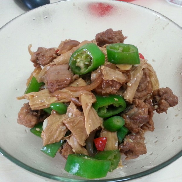 腐竹焖排骨的做法