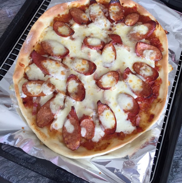 蒜香肠薄底pizza的做法