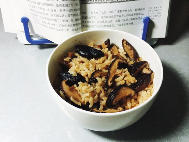 宿舍电饭锅版香菇酱油蒸饭的做法