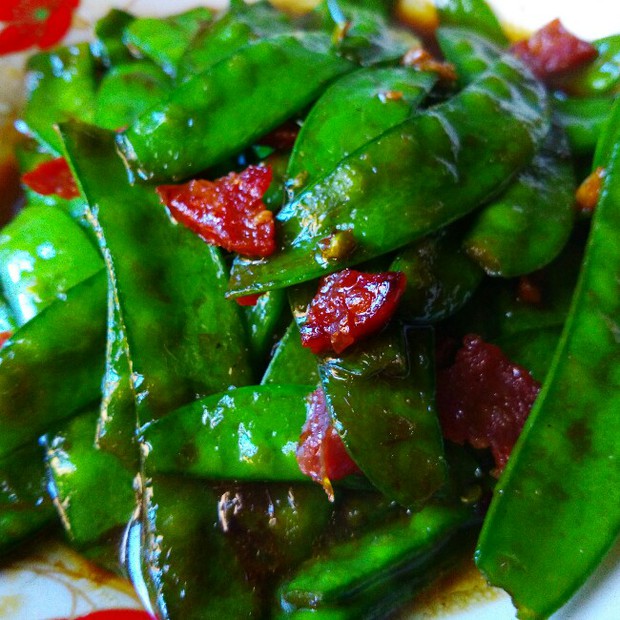 腊肠 一小根 蒜泥 一颗 油盐糖鸡精蚝油 少许 教您腊肠蒜泥炒荷兰豆的