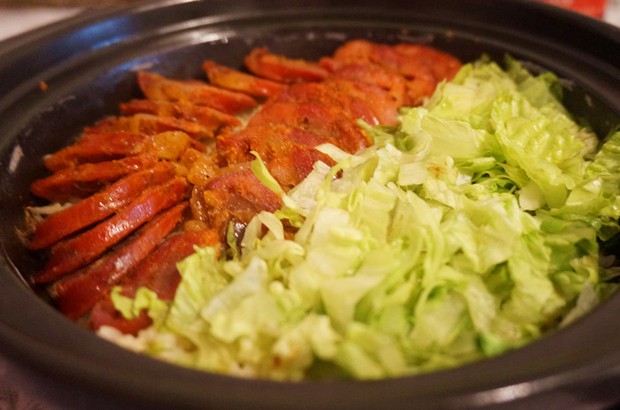 麻辣腊肠煲仔饭的做法