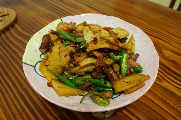 回锅肉炒粑粑的做法