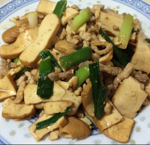 大蒜叶肉丝炒豆干的做法