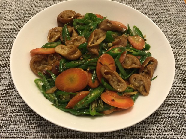 老丁的私房菜-辣子肥肠的做法
