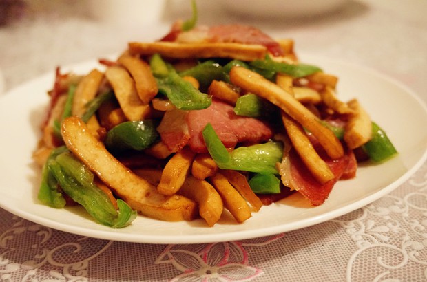 家常菜 之 香干炒腊肉的做法