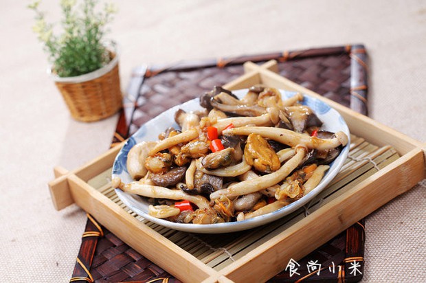 海蛎子炒什锦蘑菇的做法