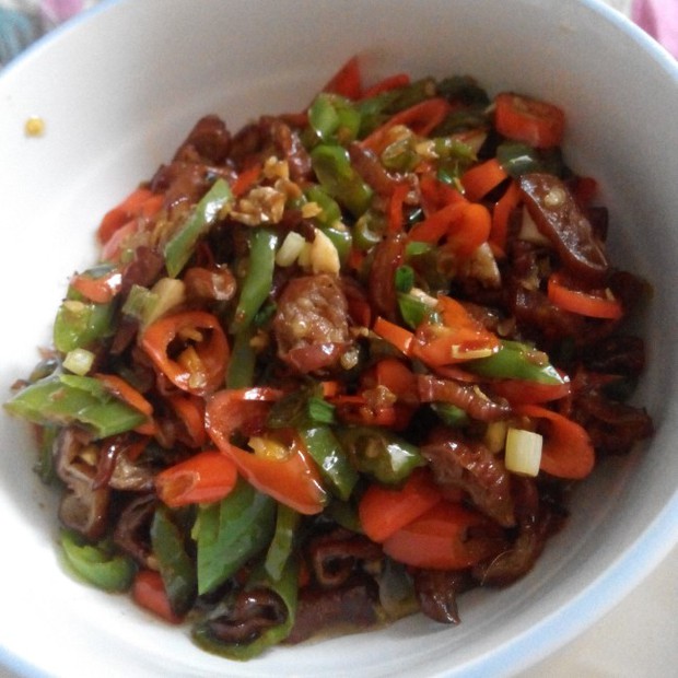 下饭菜:炒腊肠的做法