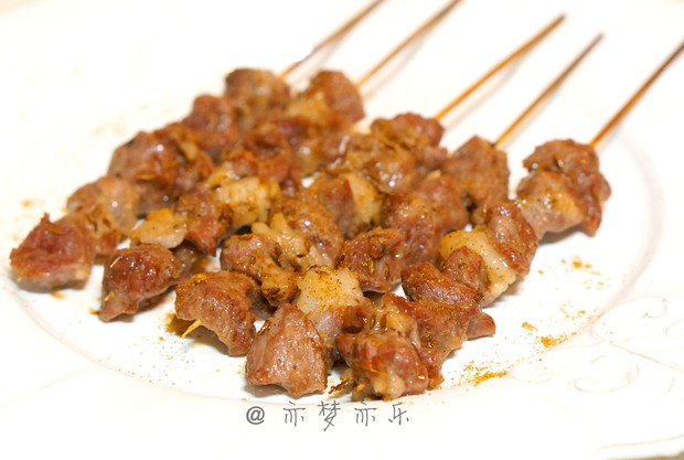 在家也能吃烤羊肉——孜然烤羊肉串的做法