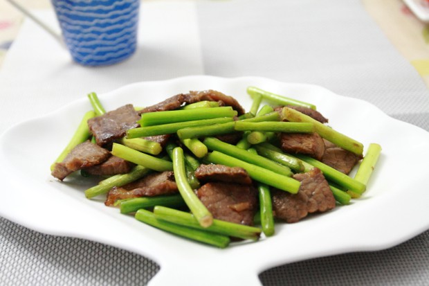 家常菜:蒜苔炒牛肉的做法
