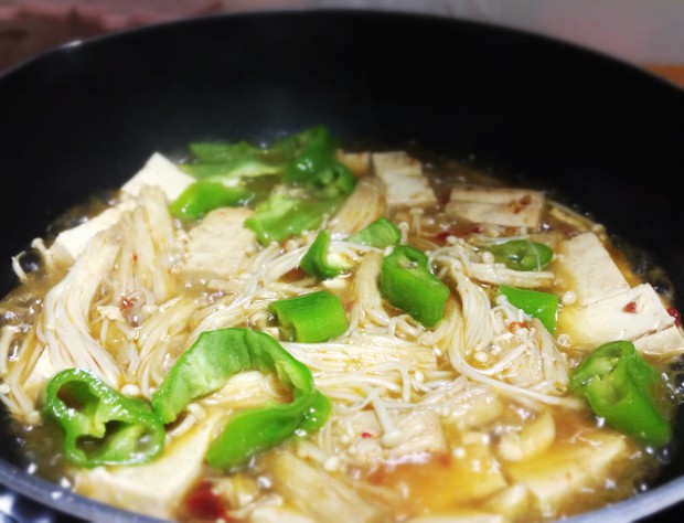 冬日暖心素锅-金针菇豆腐烩(快手菜)的做法