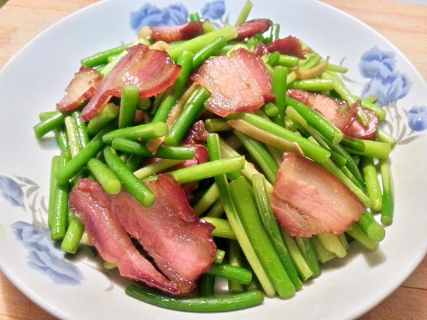 腊肉炒蒜苗的做法