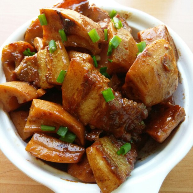 腩肉焖莲藕的做法