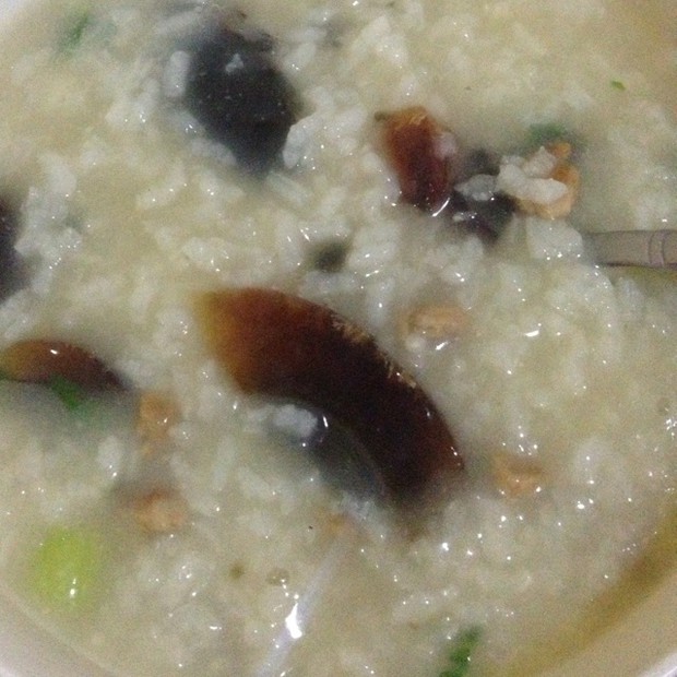 青菜皮蛋瘦肉粥(电饭锅版)的做法