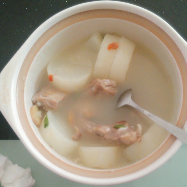 白萝卜排骨汤的做法