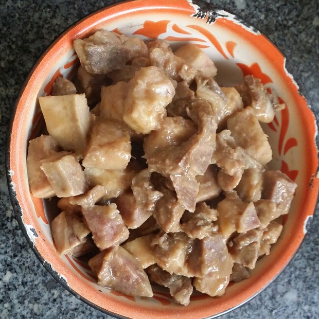 香芋焖排骨的做法