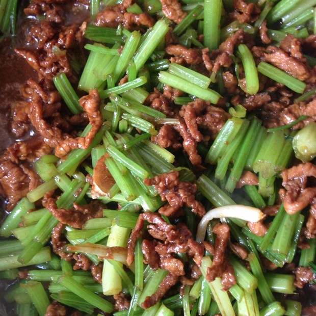 芹菜炒肉的做法