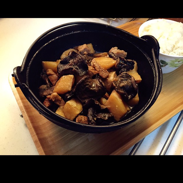 山药松蘑炖肉的做法