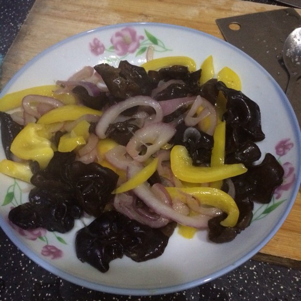 彩椒炒洋蔥木耳的做法