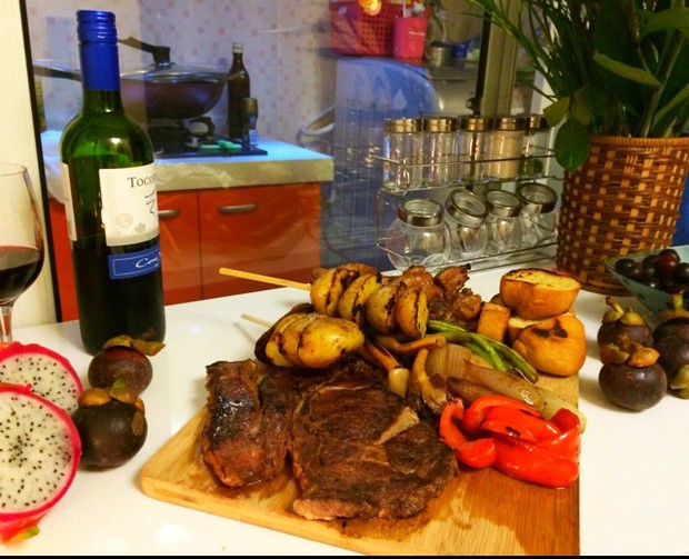 肉眼牛排配蔬菜的做法