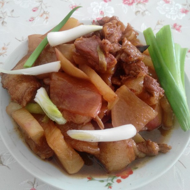 大红萝卜烧肉的做法