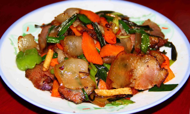 胡萝卜蒜苗炒腊肉的做法
