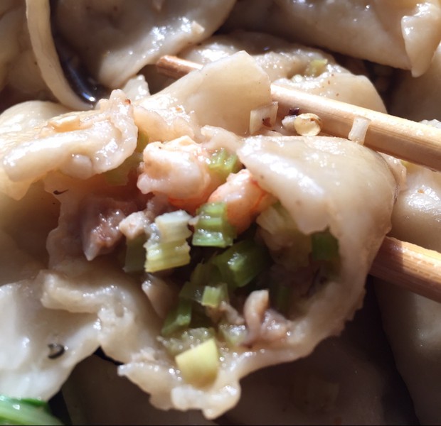 芹菜香菇虾仁猪肉饺子的做法