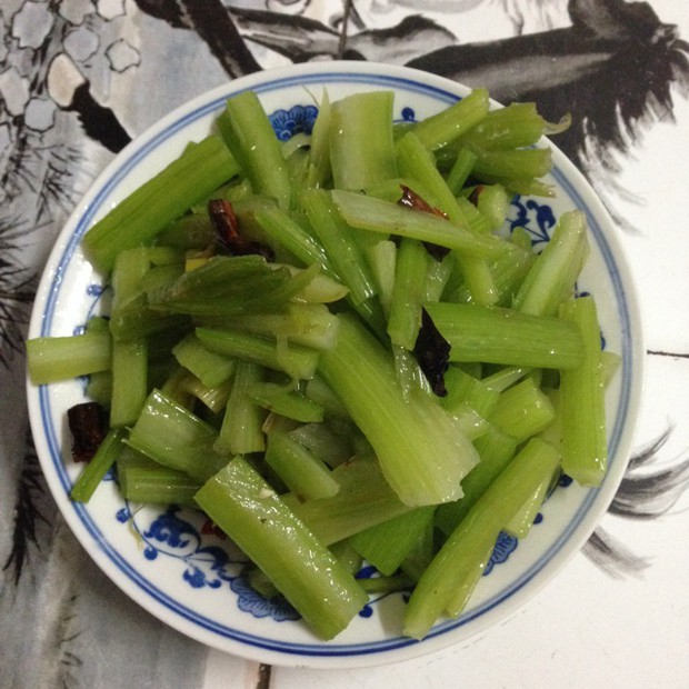 呛芹菜(简单易学)的做法