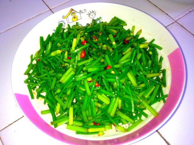 小米椒拌韭菜苔的做法