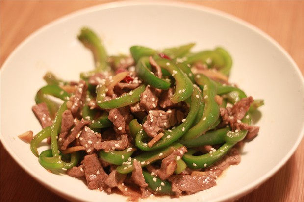 孜然牛肉炒青椒的做法
