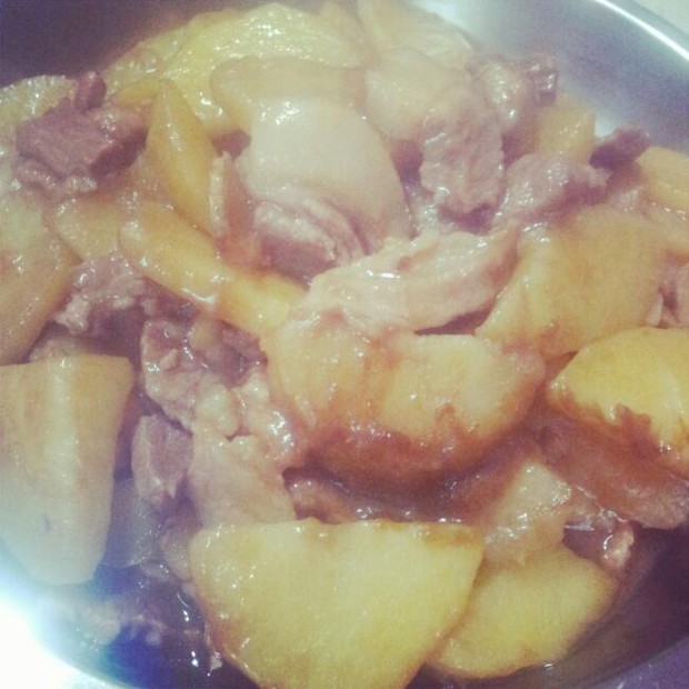 土豆焖肉的做法