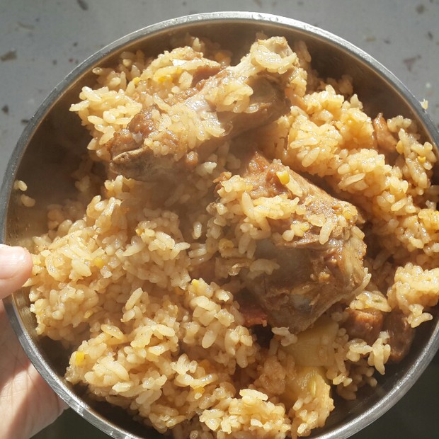 电饭煲闷排骨腊肠土豆饭的做法