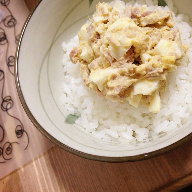 金枪鱼鸡蛋沙拉盖饭的做法