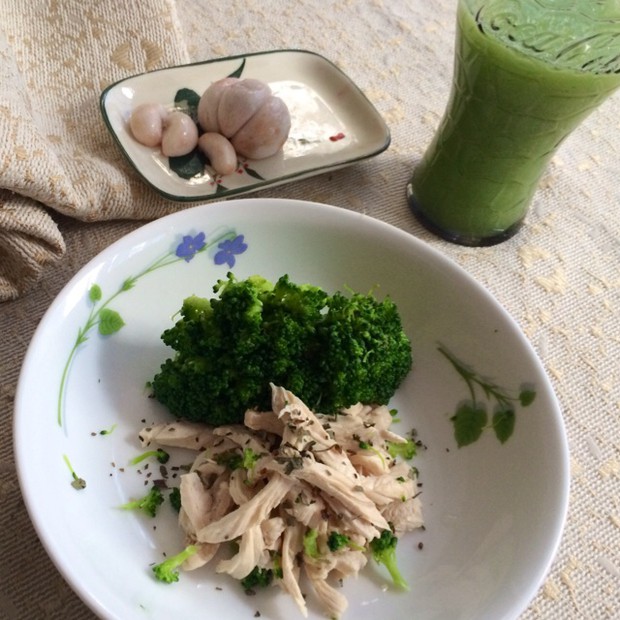 【健身减肥必备食单】西兰花鸡胸沙拉的做法