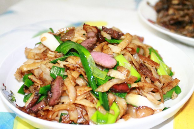 家乡特色风味的腊肉炒豆丝的做法