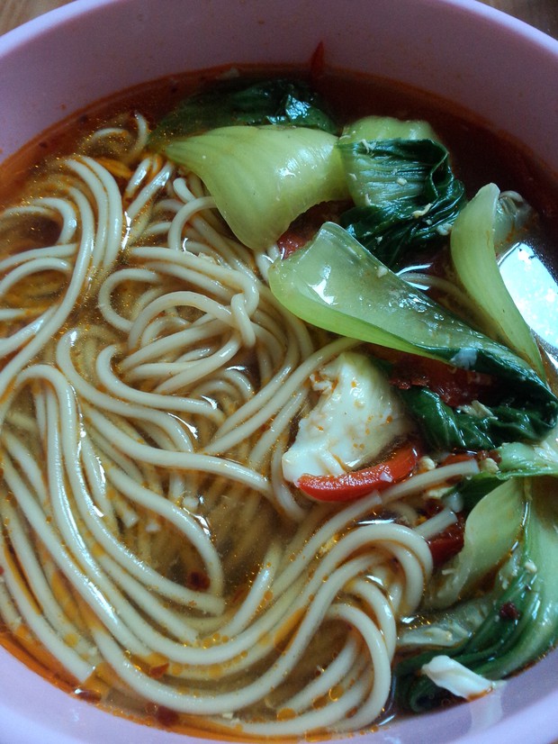 青菜红椒鸡蛋面的做法