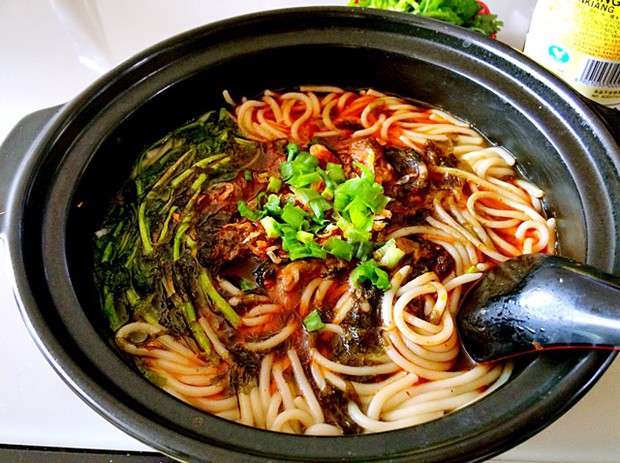 枝江红油牛肉米线的做法