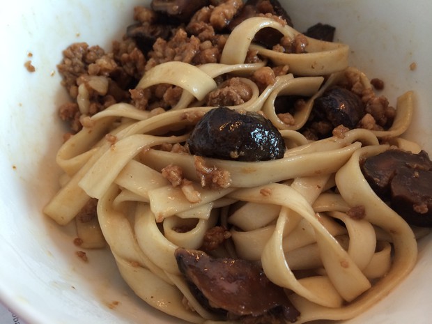 香菇肉末捞面的做法