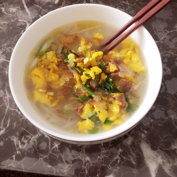 记忆中的腊肉炒鸡蛋哨子面的做法