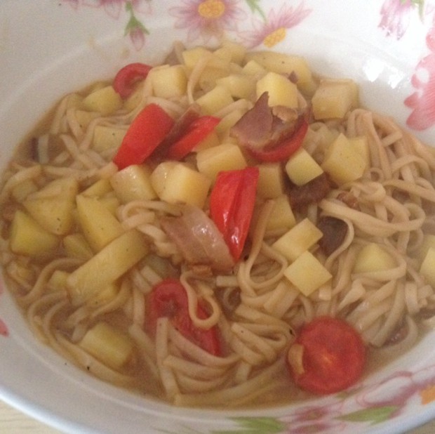 土豆腊肉焖面的做法