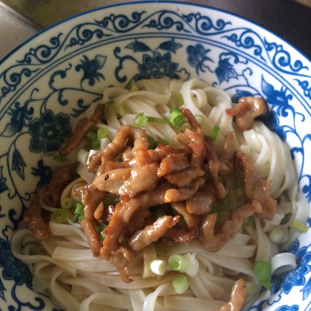 葱爆肉丝面的做法