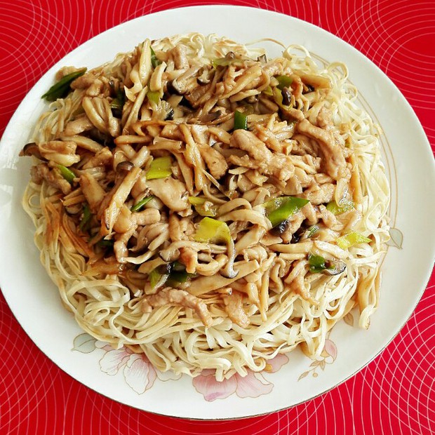 菌菇肉丝两面黄的做法