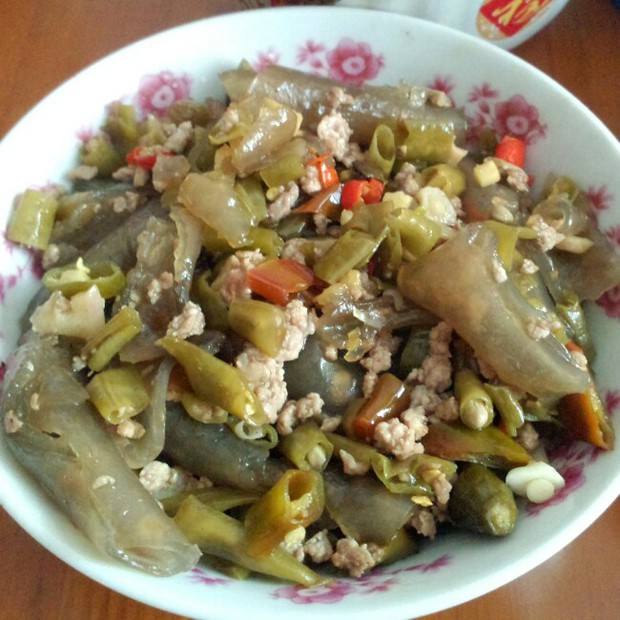 酸豆角肉末炒红薯粉皮的做法