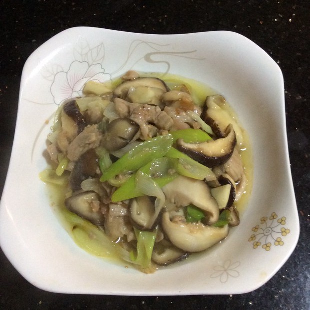 大葱鲜香菇炒肉的做法