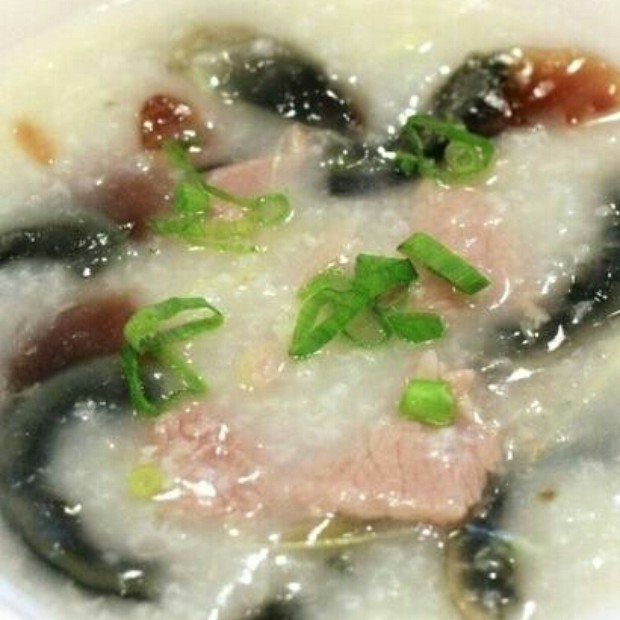 皮蛋瘦肉粥的做法