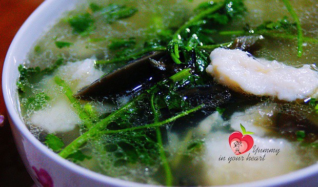 香茜皮蛋汆鲈鱼的做法