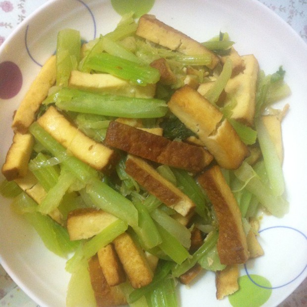 西芹炒豆干 营养素食的做法